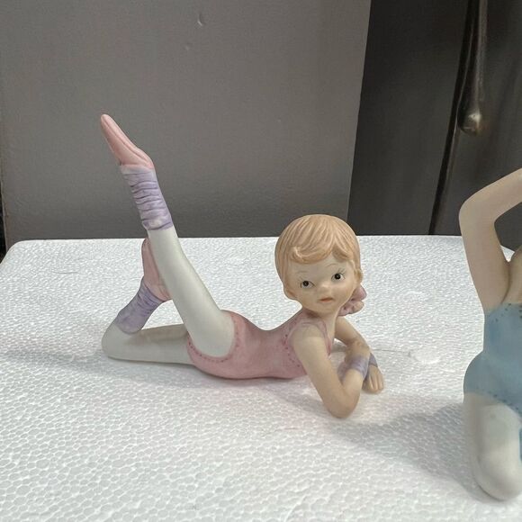 1980s Homco #1406 pair of bisque ballerina figurines in pink and blue - Picture 4 of 8